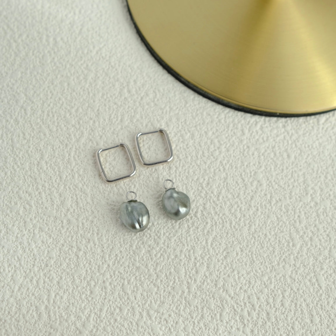 Z033 Classic Earrings Accessories, AU750, 2.219g
