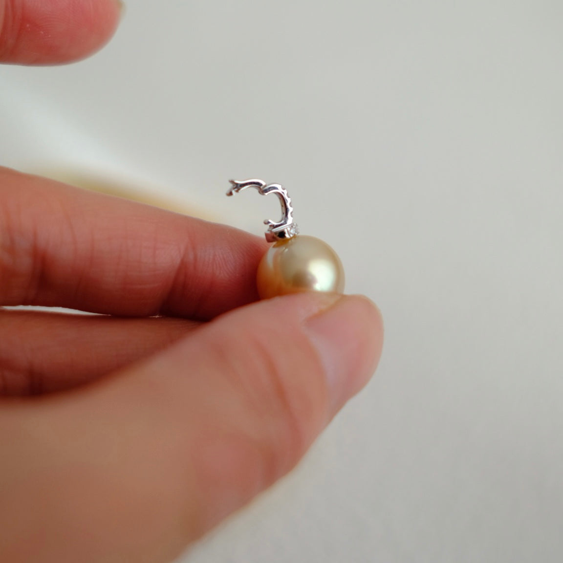Z018 Classic Bails, AU750, Diamond 0.112ct