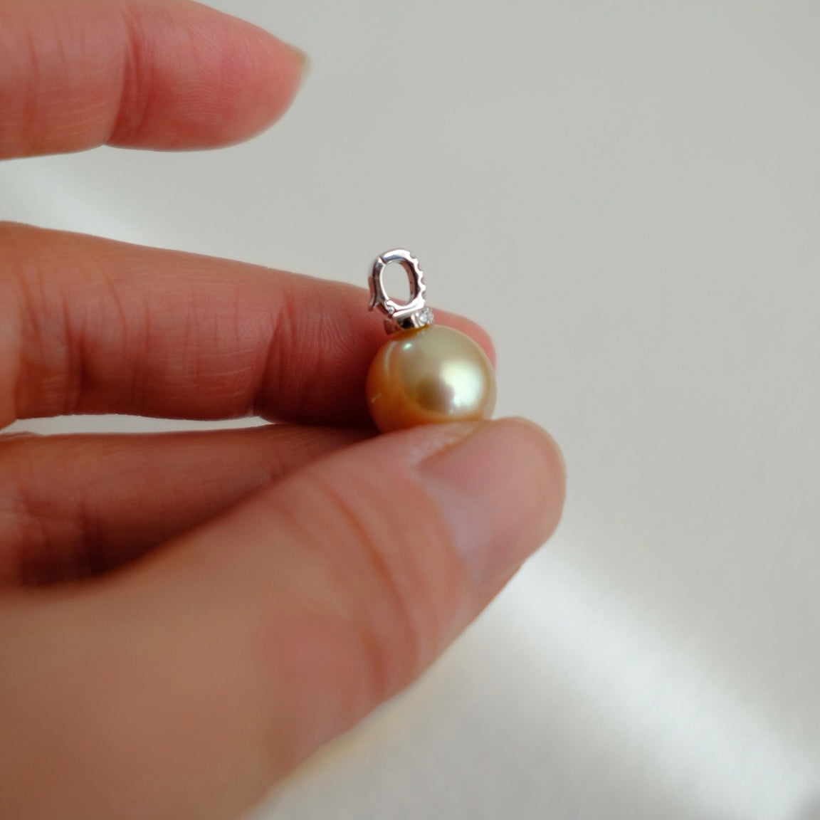 Z018 Classic Bails, AU750, Diamond 0.112ct