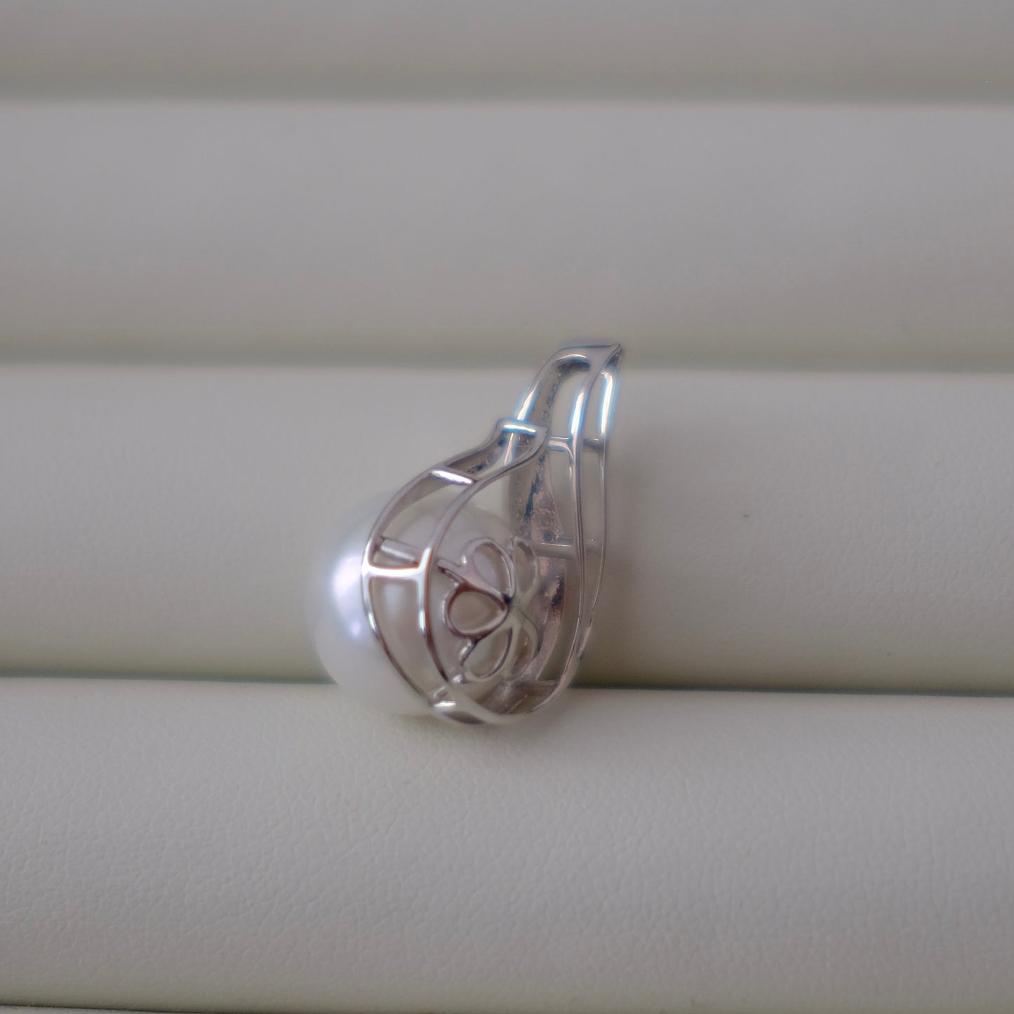 Z065 Classic Bails, AU750, Diamond 0.093ct