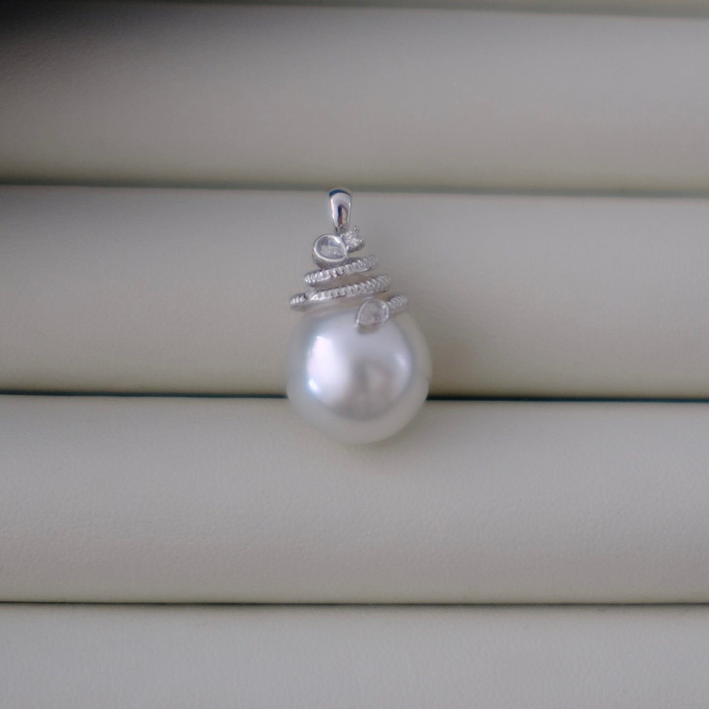 White South Sea Pearl Pendant, DT 14.3*16.7mm, AU750 Diamond 0.088ct, PASPALEY
