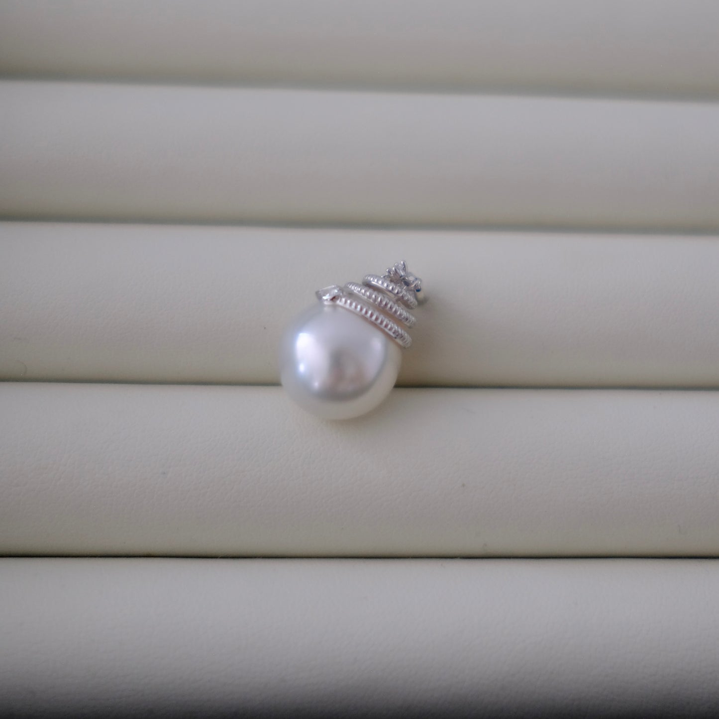 White South Sea Pearl Pendant, DT 14.3*16.7mm, AU750 Diamond 0.088ct, PASPALEY