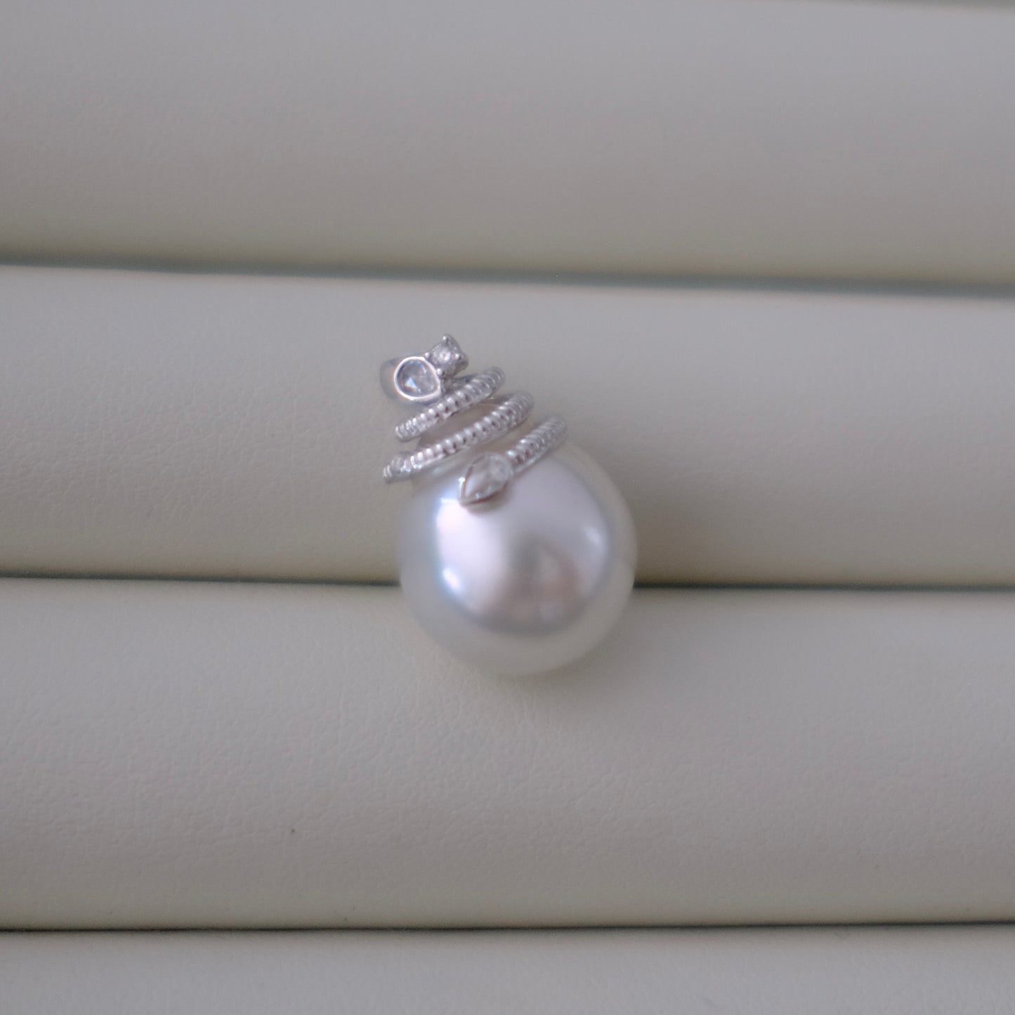 White South Sea Pearl Pendant, DT 14.3*16.7mm, AU750 Diamond 0.088ct, PASPALEY