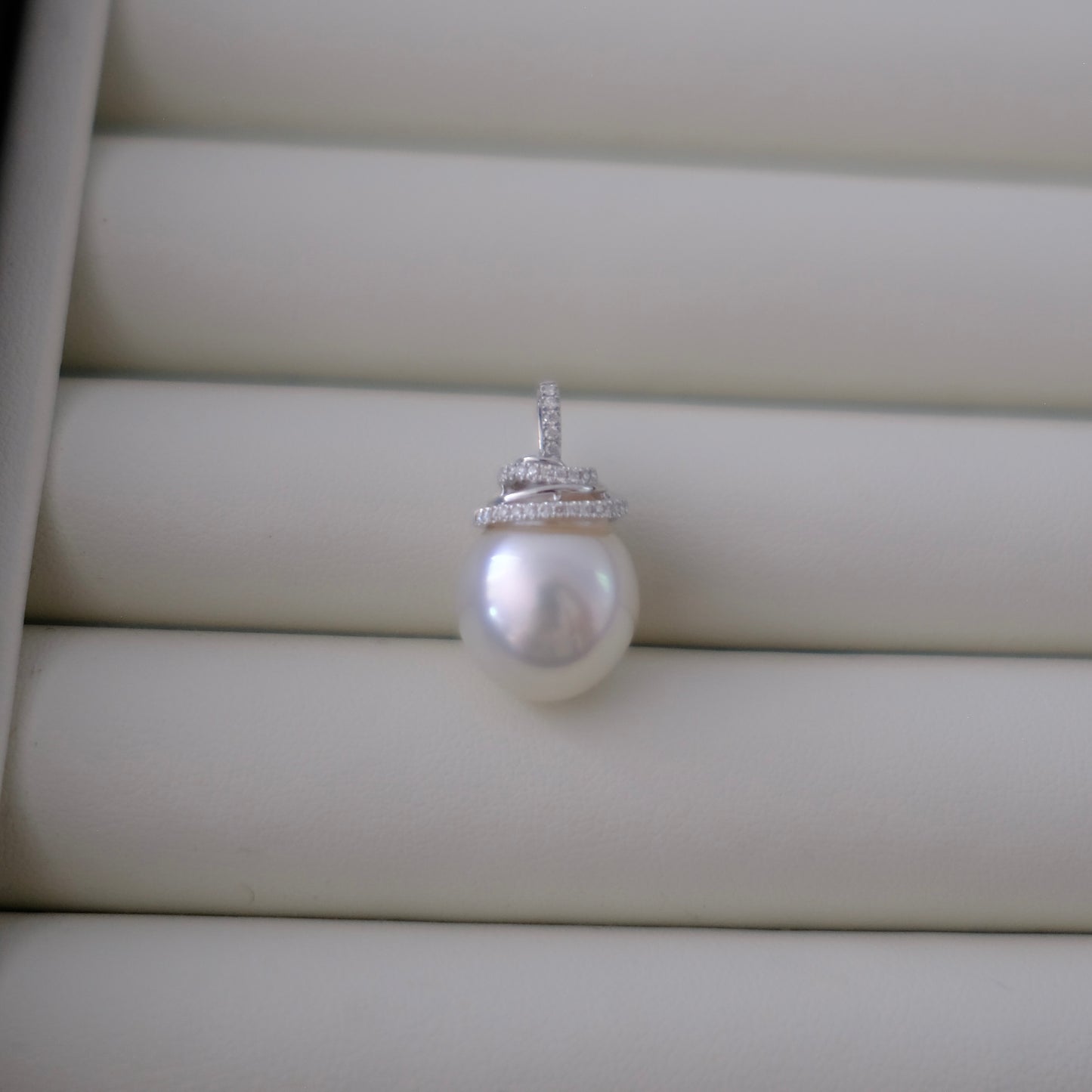 White South Sea Pearl Pendant, DT 13.5*15.9mm, AU750 Diamond 0.115ct, PASPALEY