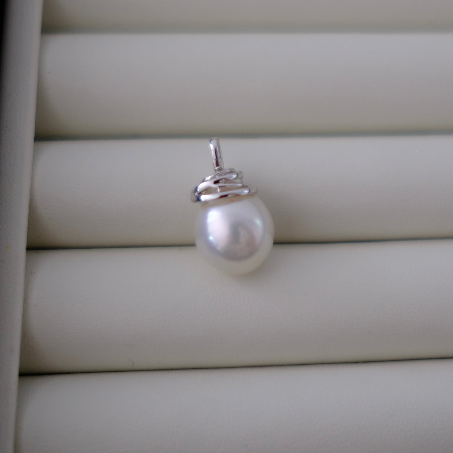 White South Sea Pearl Pendant, DT 13.5*15.9mm, AU750 Diamond 0.115ct, PASPALEY