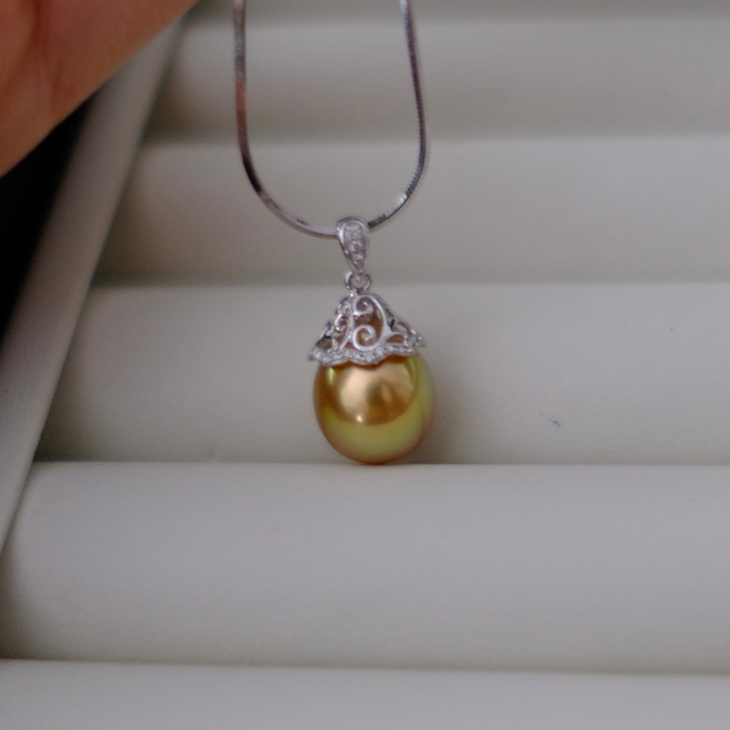 Z077 Classic Bails, AU750, Diamond 0.047ct