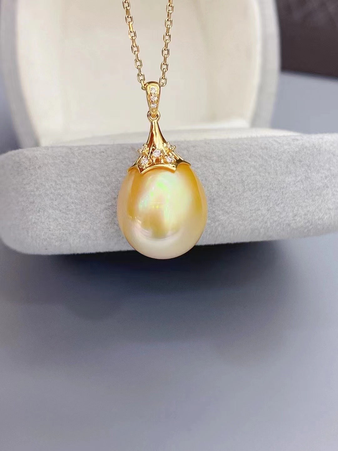 Z079 Classic Bails, AU750, Diamond 0.048ct