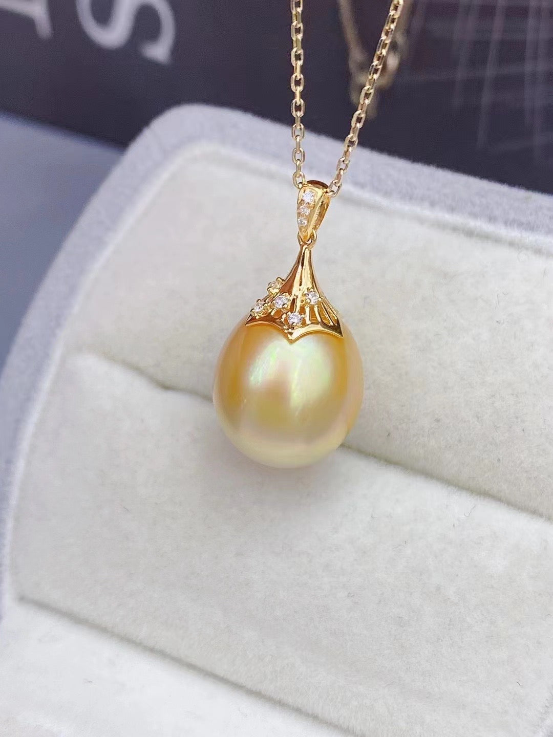 Z079 Classic Bails, AU750, Diamond 0.048ct