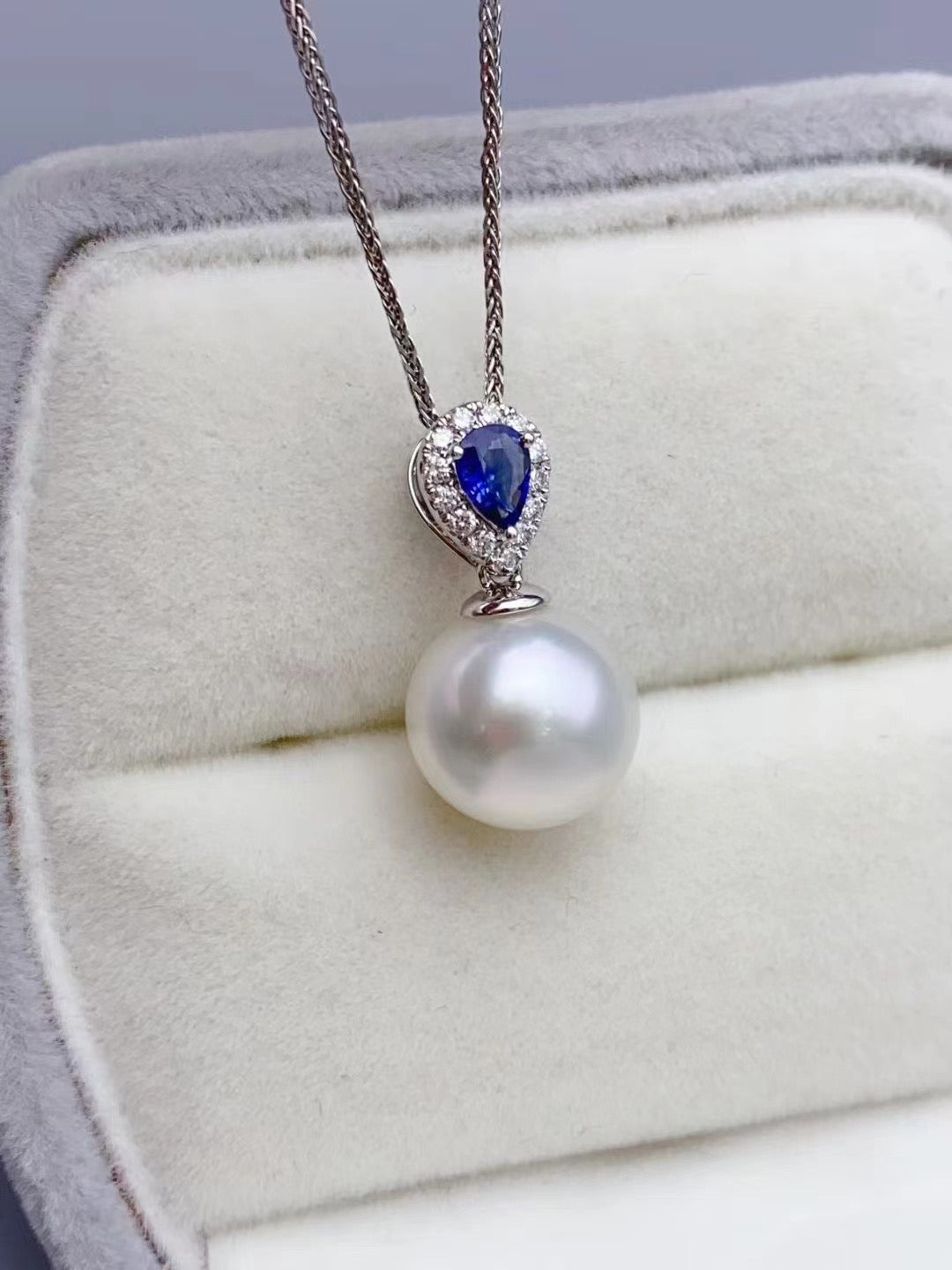 Z076 Classic Bails, AU750, Diamond 0.42ct