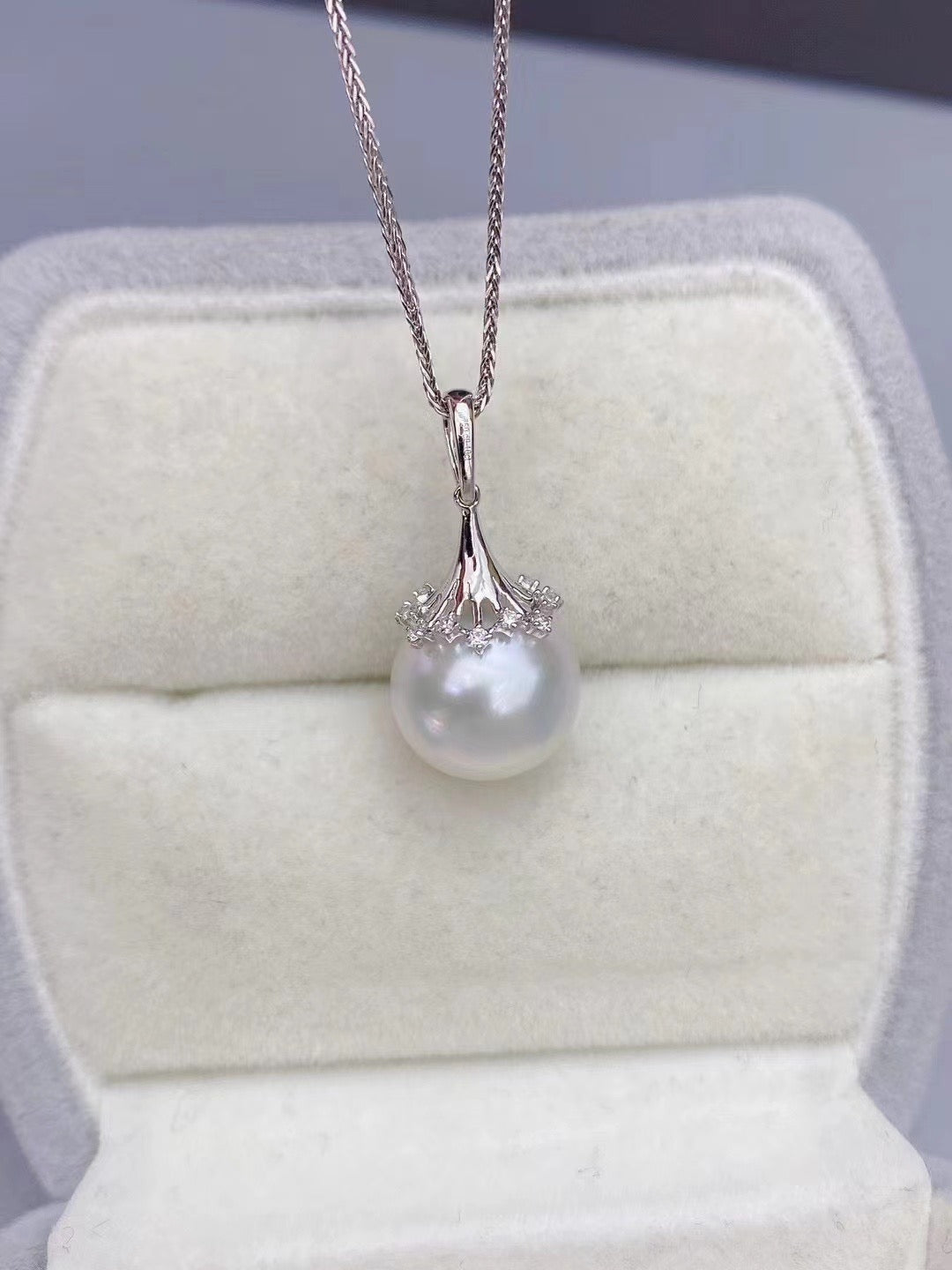 Z078 Classic Bails, AU750, Diamond 0.097ct