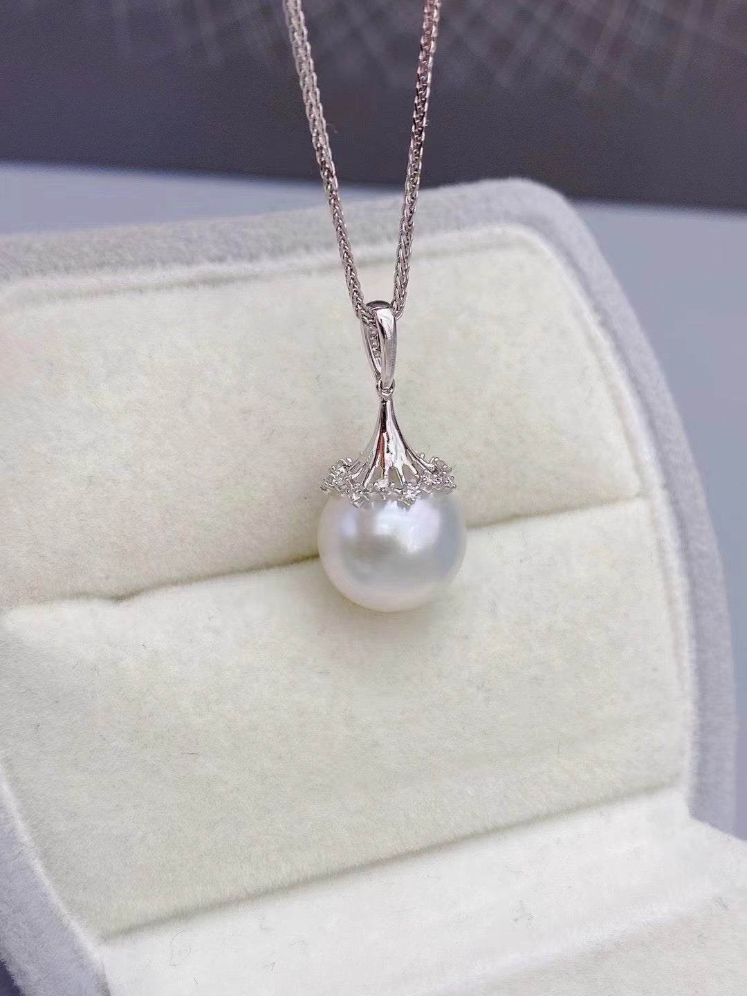 Z078 Classic Bails, AU750, Diamond 0.097ct