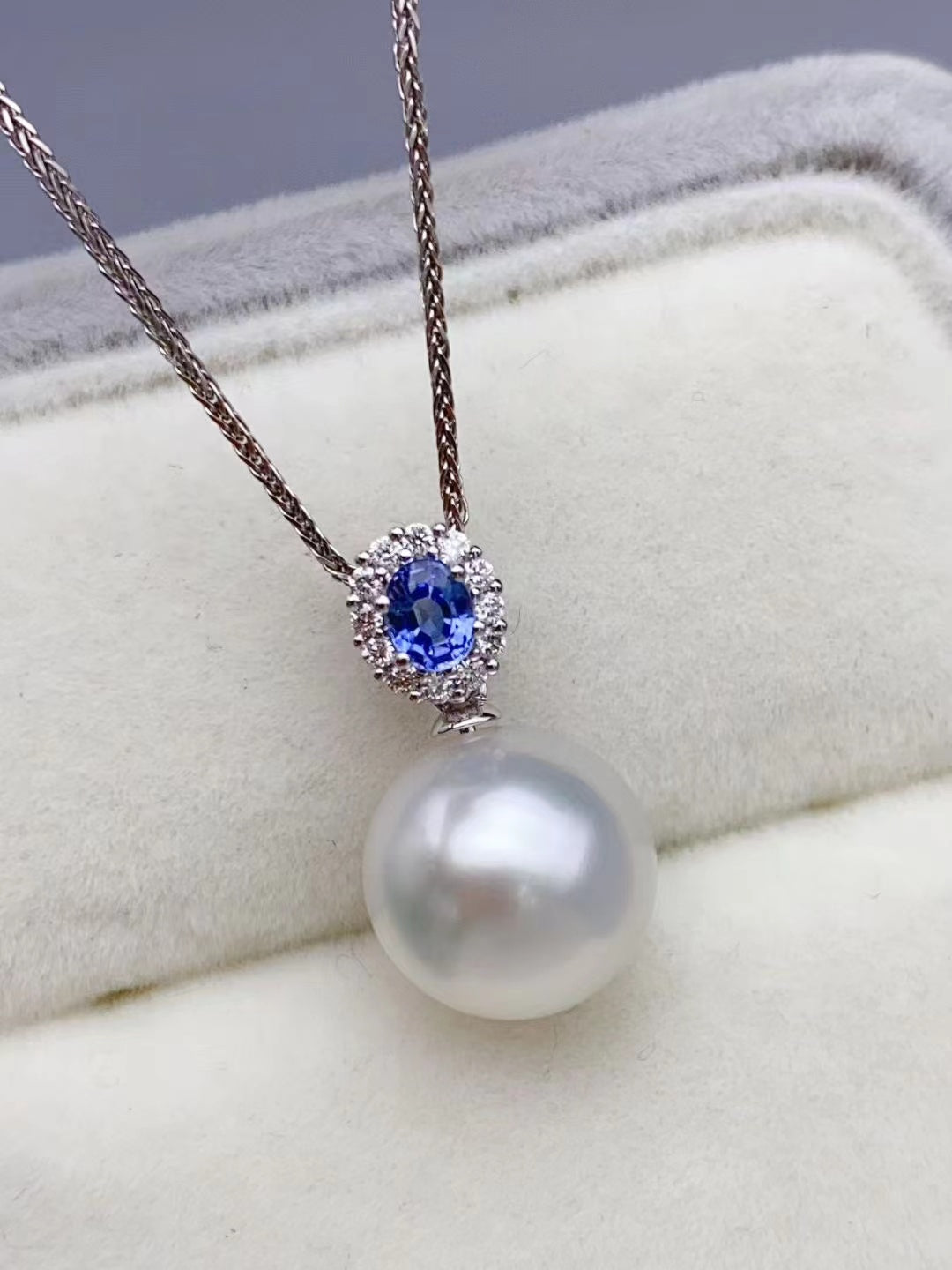 Z076 Classic Bails, AU750, Diamond 0.42ct