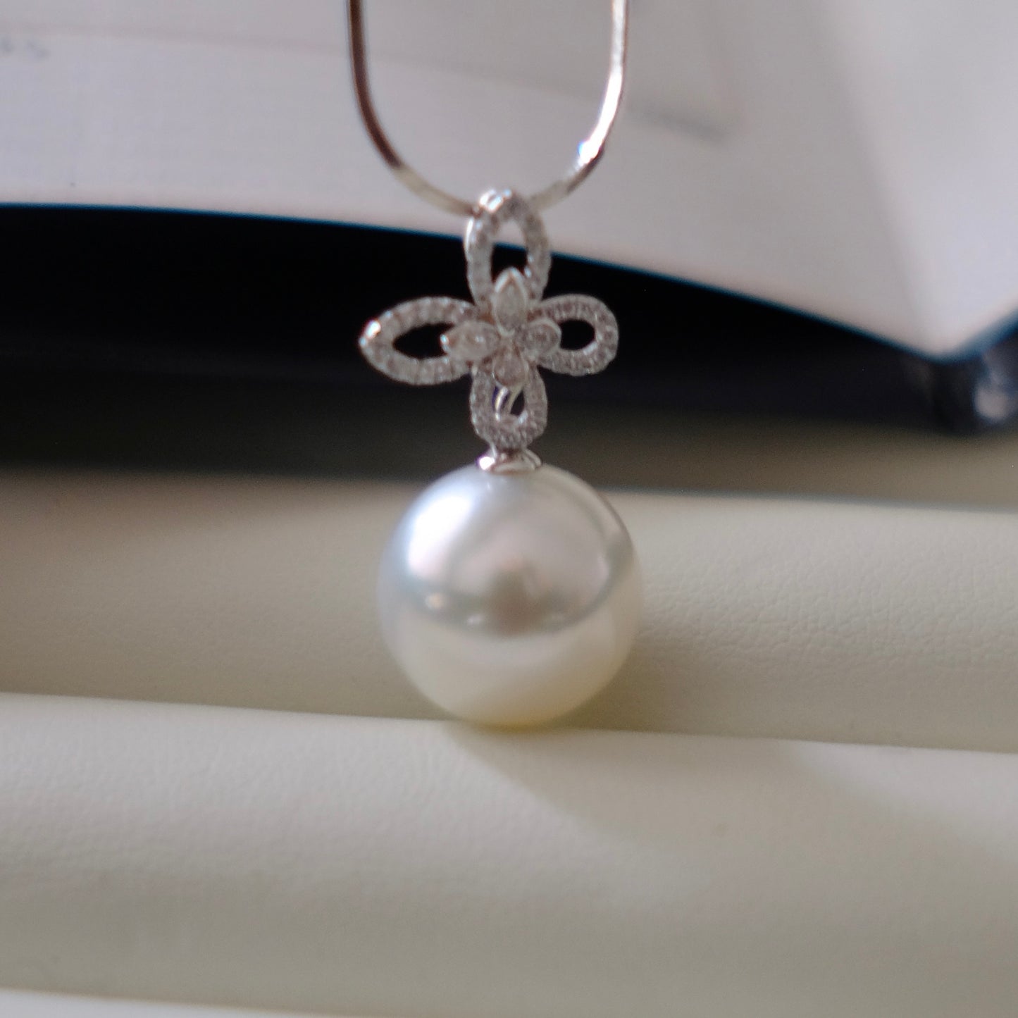 Z081 Classic Bails, AU750, Diamond 0.158ct