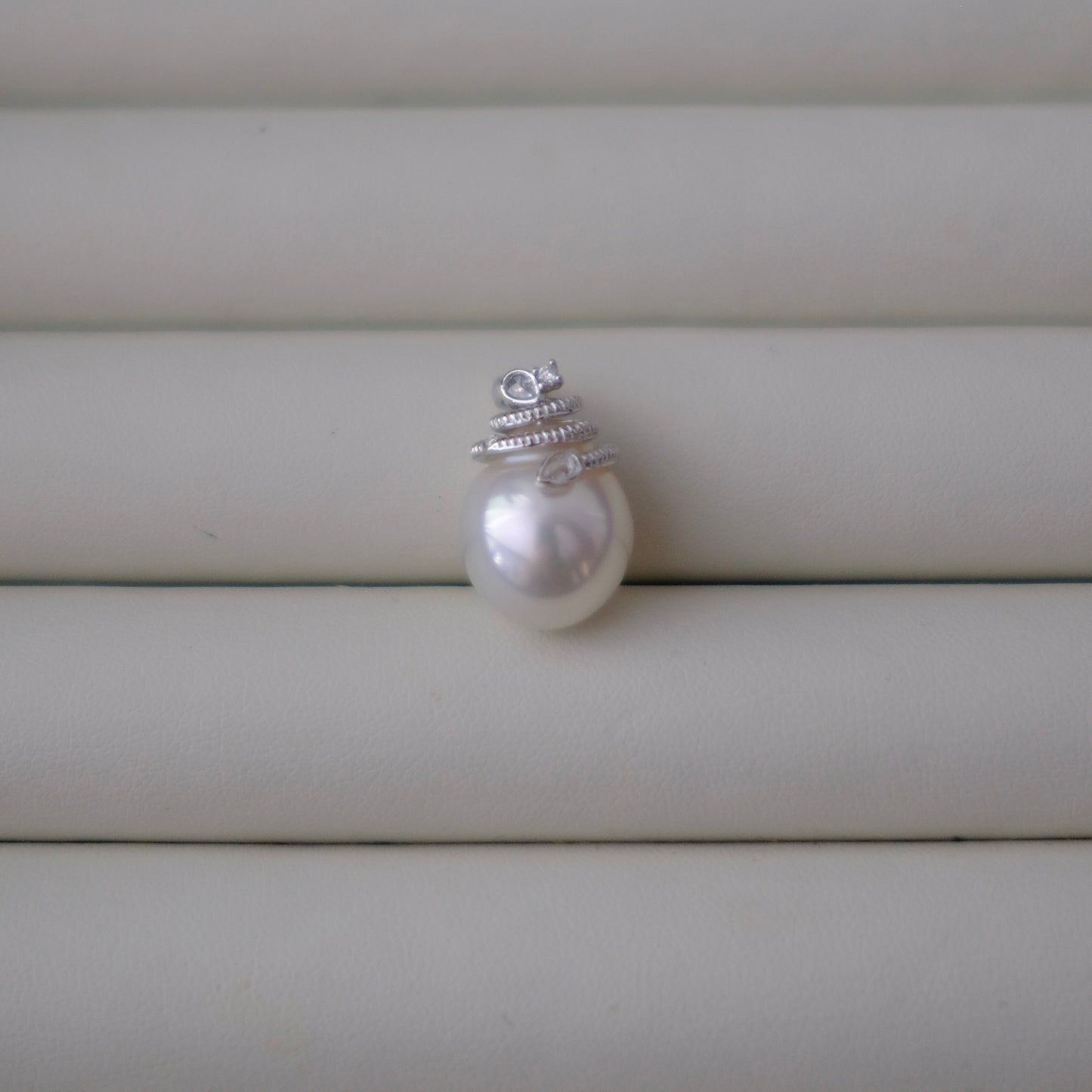 White South Sea Pearl Pendant, DT 13.5*15.9mm, AU750 Diamond 0.088ct, PASPALEY