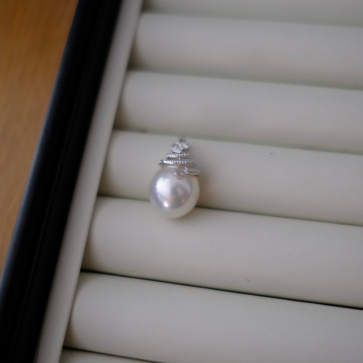 White South Sea Pearl Pendant, DT 13.5*15.9mm, AU750 Diamond 0.088ct, PASPALEY