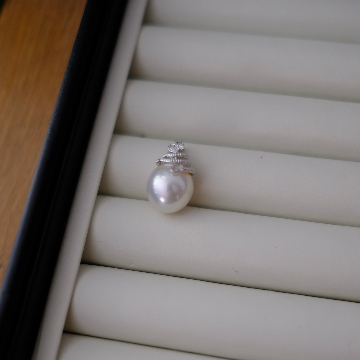 White South Sea Pearl Pendant, DT 13.5*15.9mm, AU750 Diamond 0.088ct, PASPALEY