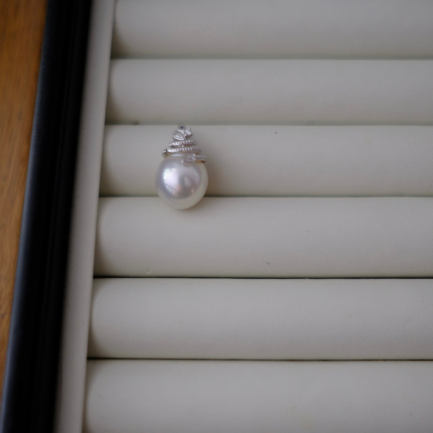 White South Sea Pearl Pendant, DT 13.5*15.9mm, AU750 Diamond 0.088ct, PASPALEY