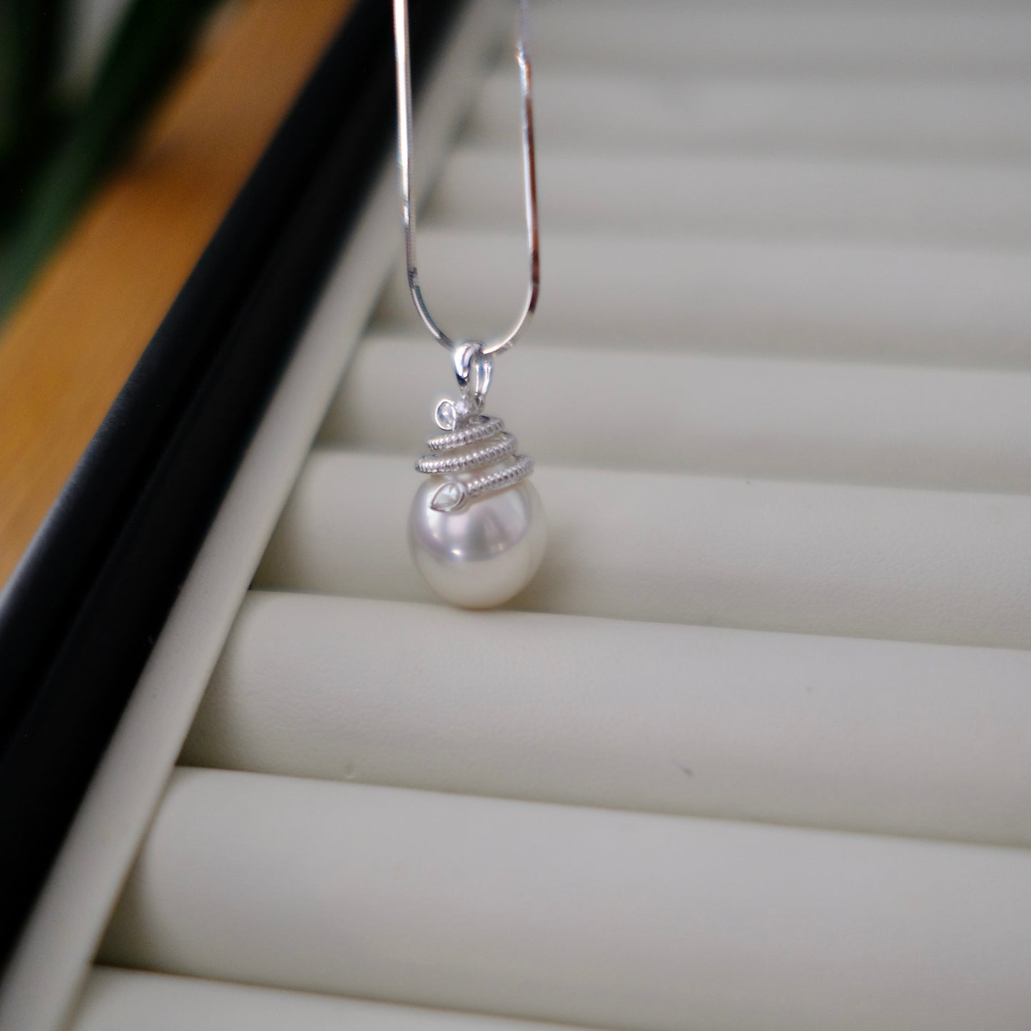 White South Sea Pearl Pendant, DT 13.5*15.9mm, AU750 Diamond 0.088ct, PASPALEY