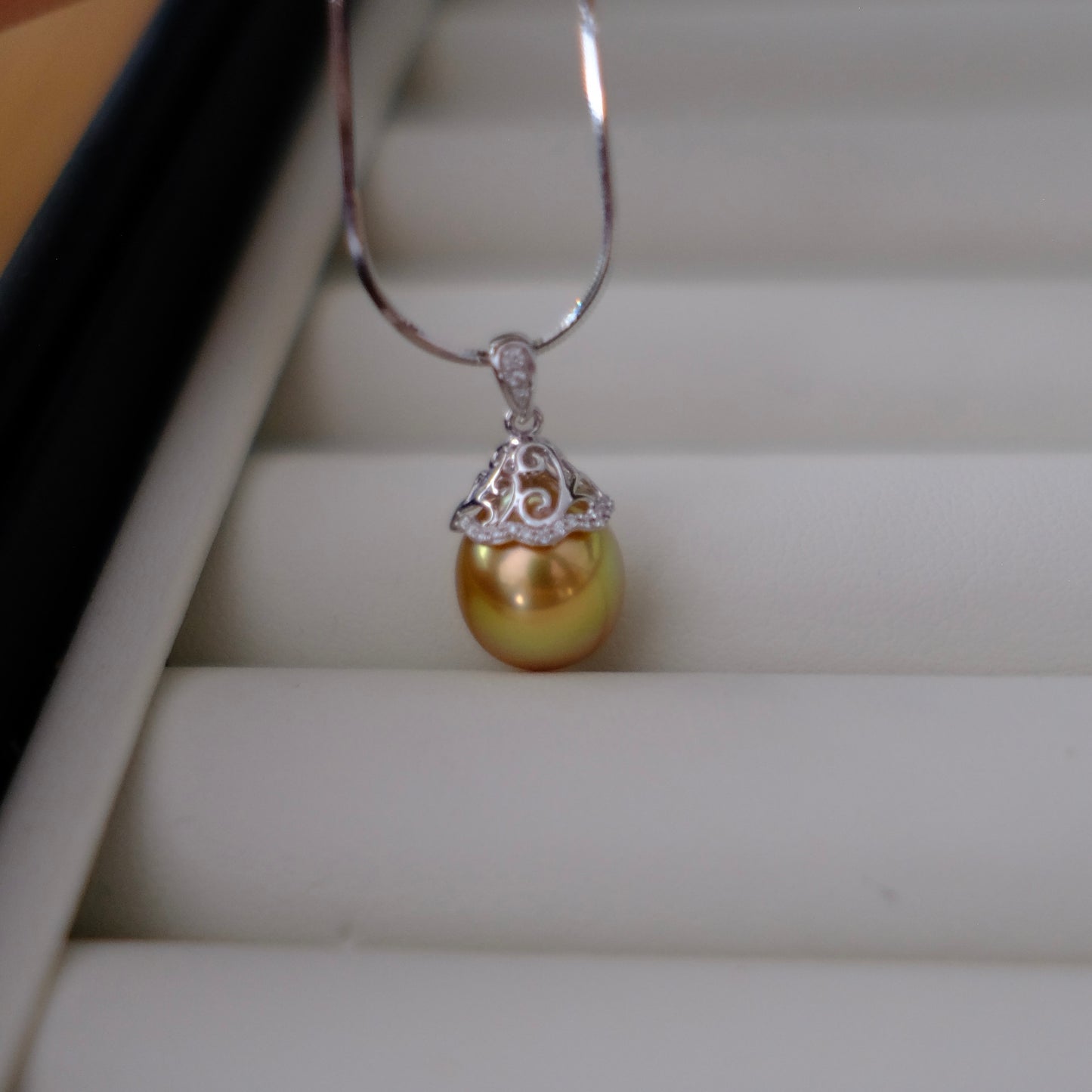 Z077 Classic Bails, AU750, Diamond 0.047ct