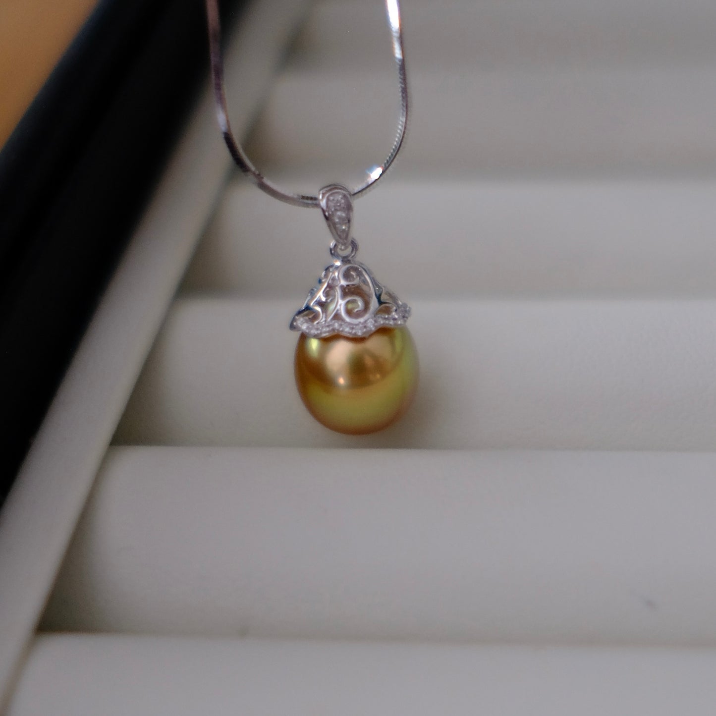 Z077 Classic Bails, AU750, Diamond 0.047ct