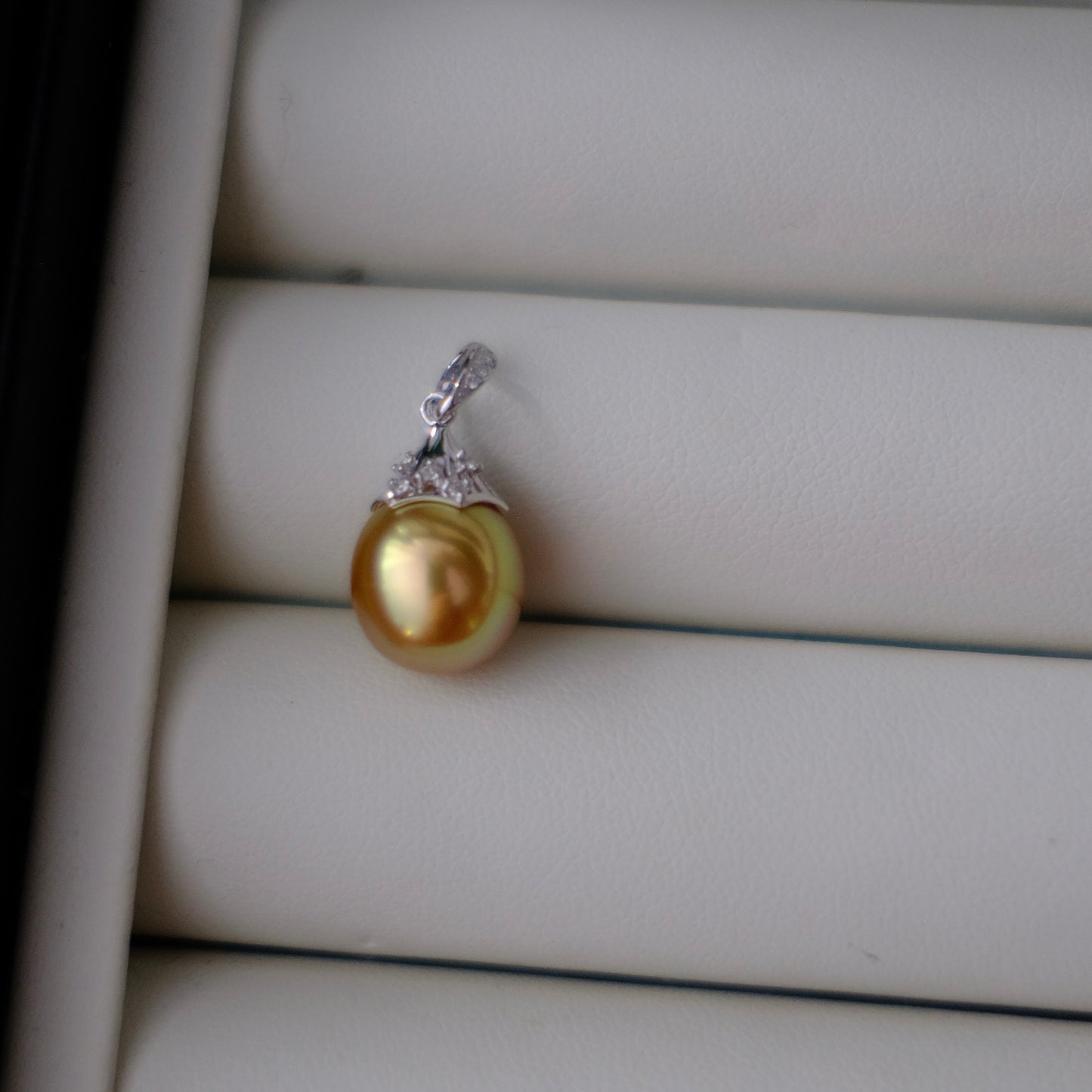 Z079 Classic Bails, AU750, Diamond 0.048ct