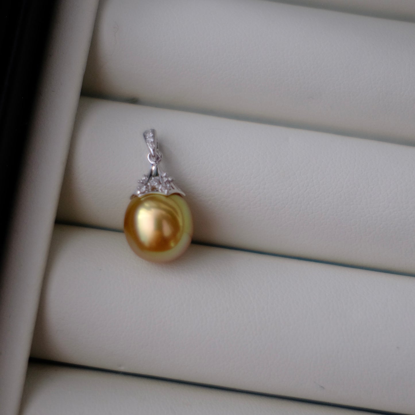 Z079 Classic Bails, AU750, Diamond 0.048ct