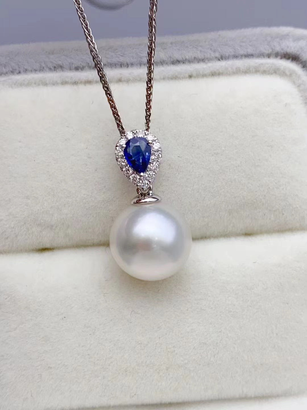 Z076 Classic Bails, AU750, Diamond 0.42ct